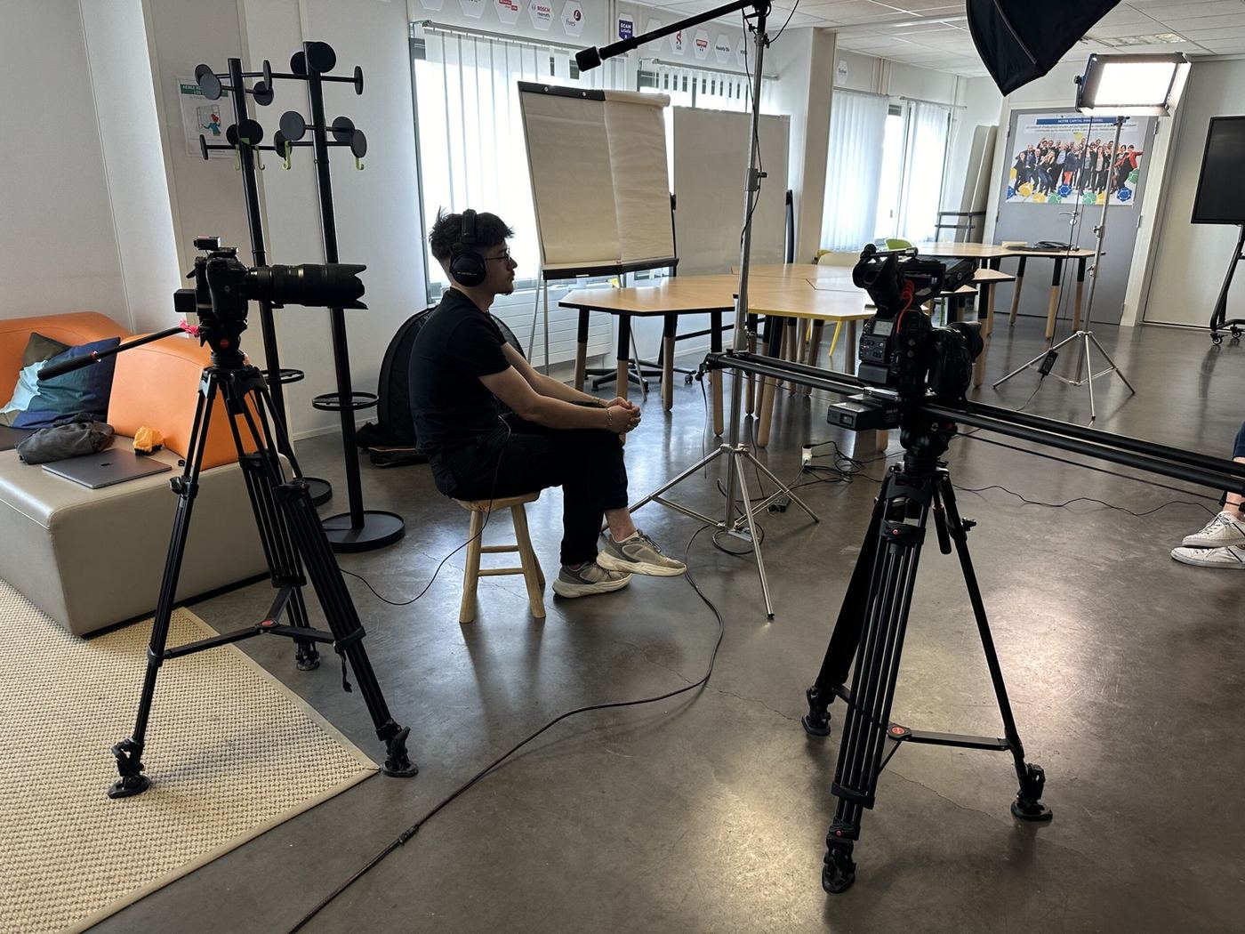 Tournage d'une interview en entreprise, deux caméras et éclairage installés sur place